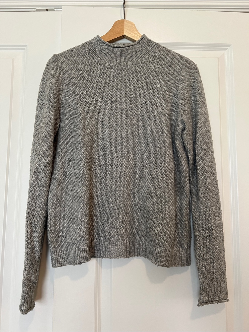Abercrombie & Fitch Heather Light Gray Knit Sweater Size Medium